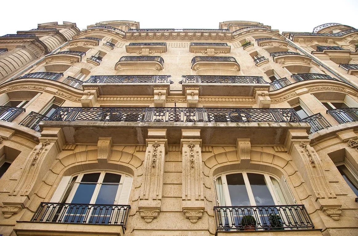 Acheter à Paris pour mettre en location depuis l'étranger : le guide pratique