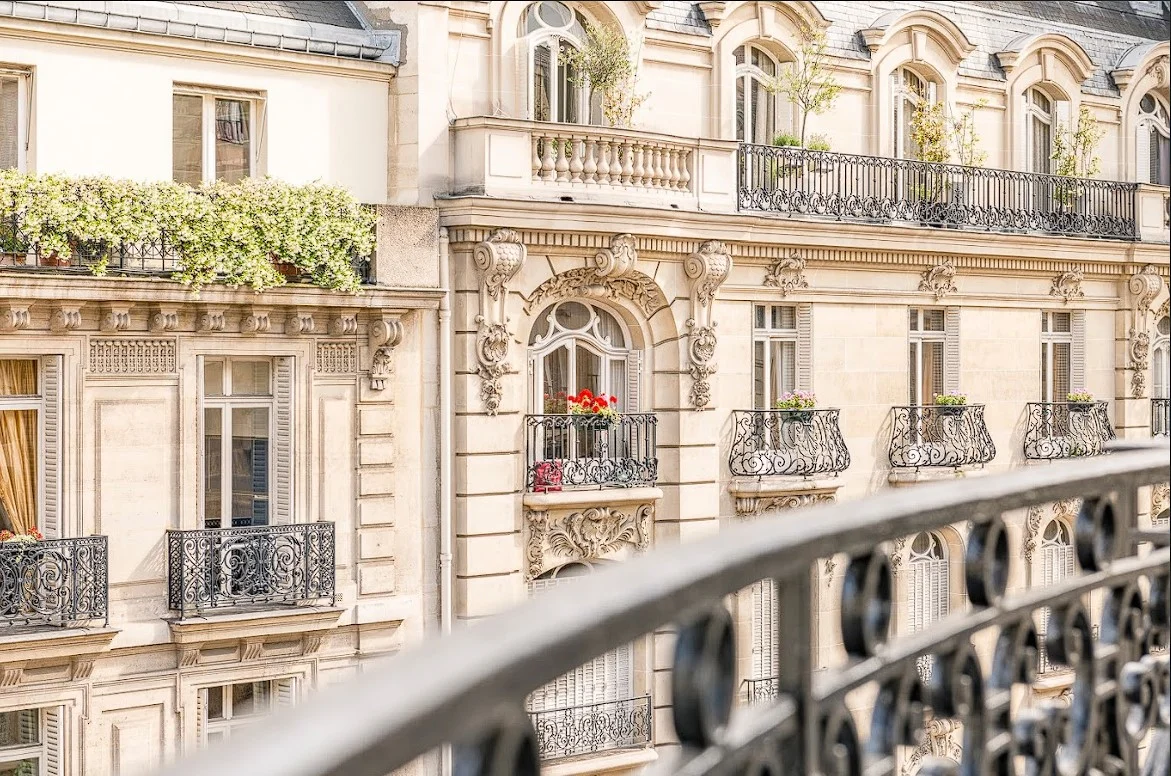 Haussmannien familial : un 5 pièces avec moulures et parquet trouvé dans le 17e