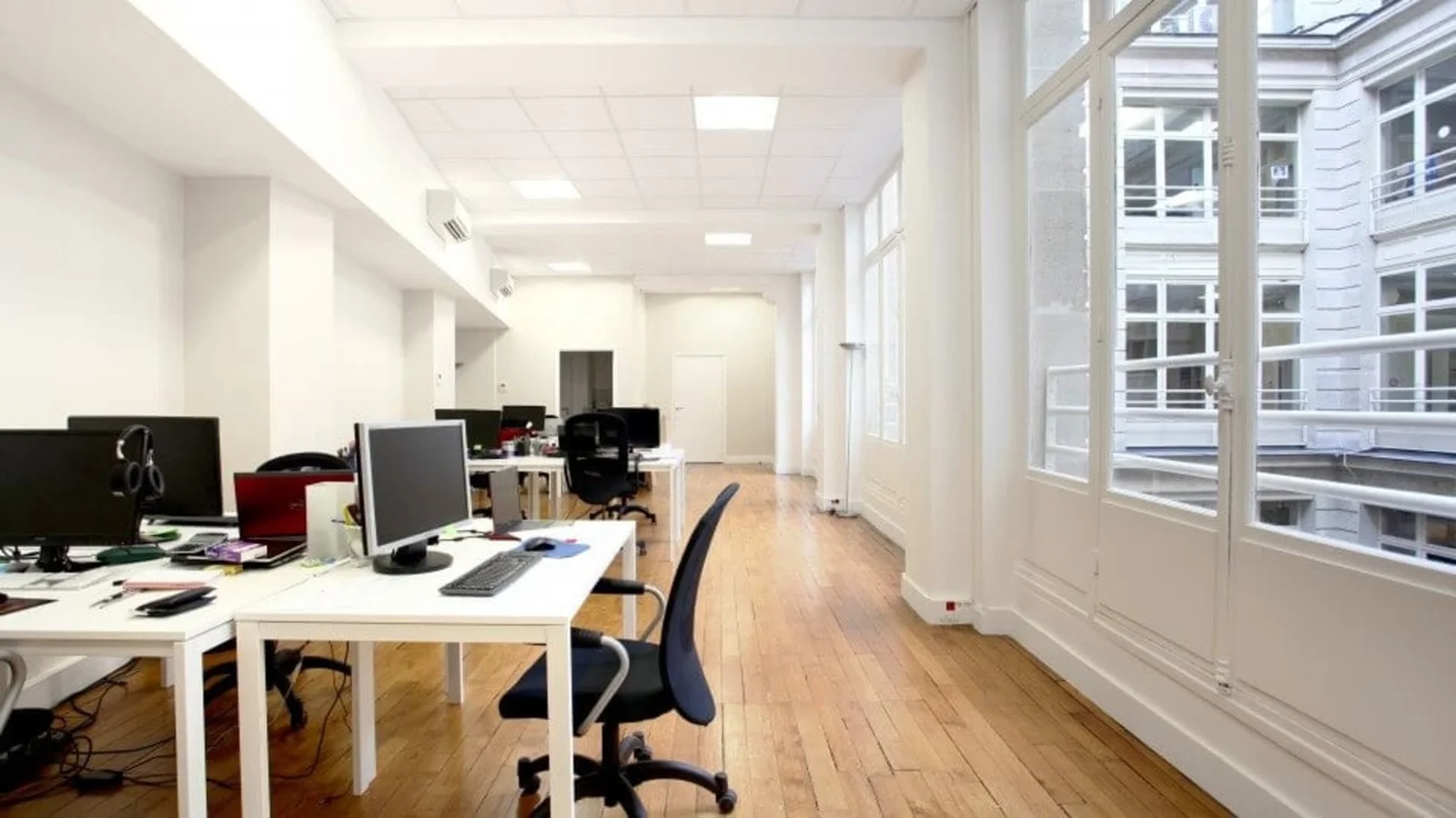 Local commercial transformé en bureau dans le 2e : 65 m² pour un studio de design
